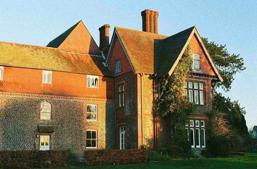 The Derby Inn — Grand Estate